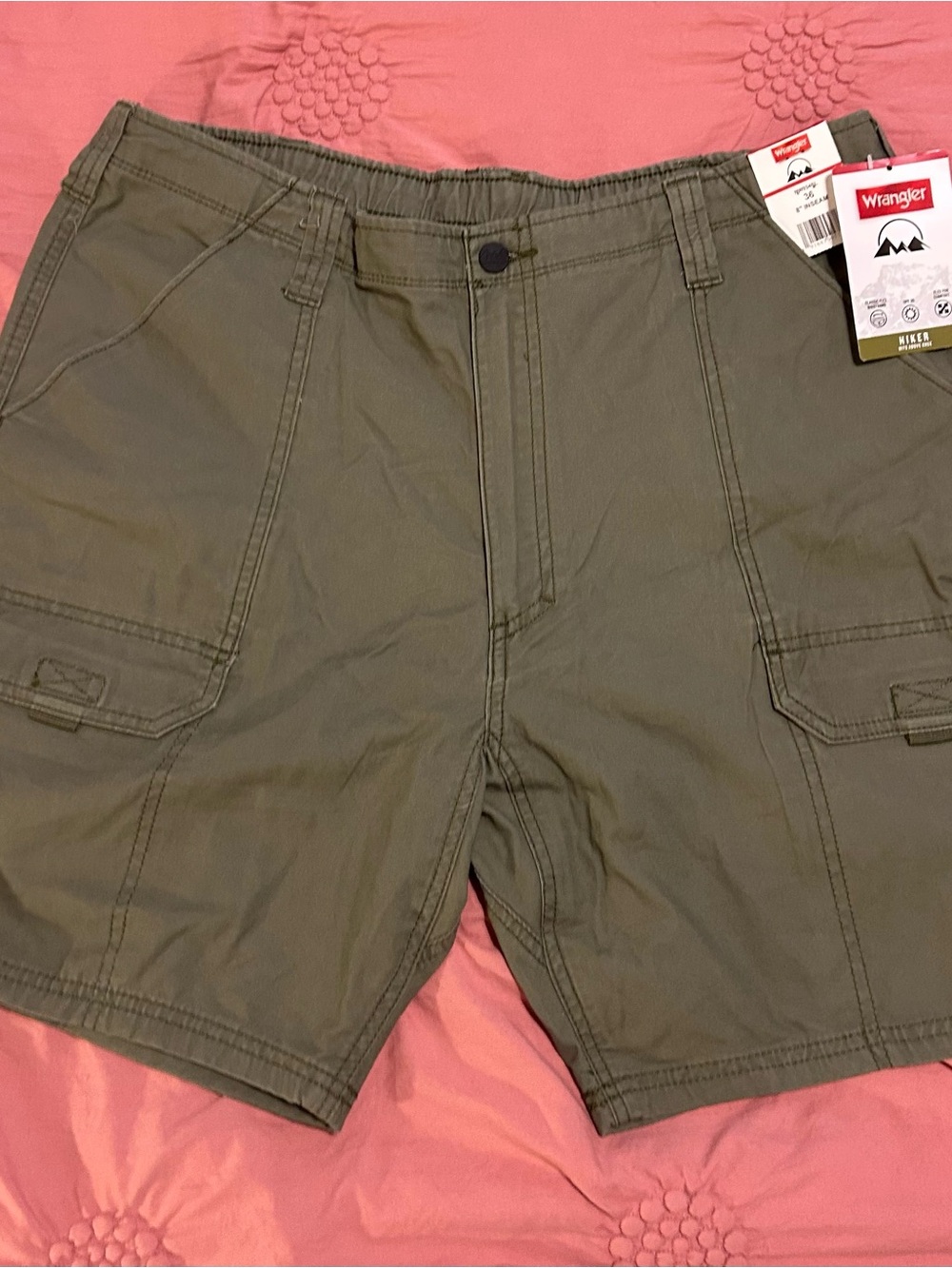 NWT Men’s Wrangler Hiking Cargo Shorts UPF 30 in Size 36 with an 8” Inseam